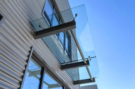 格尔木为什么要给钢结构雨棚打孔！